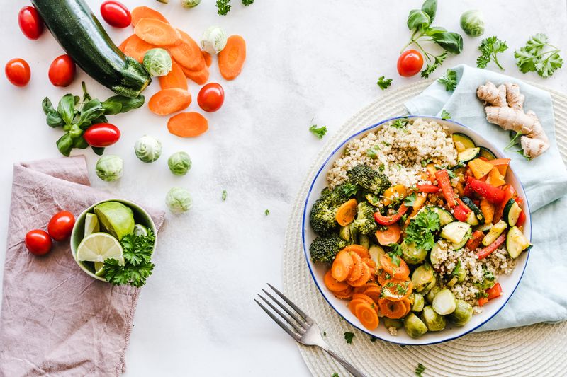 Mesa con alimentos variados y coloridos en porciones equilibradas