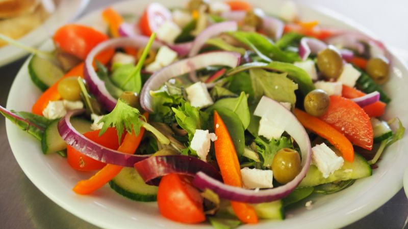 Bol de ensalada completa con legumbres, verduras y semillas